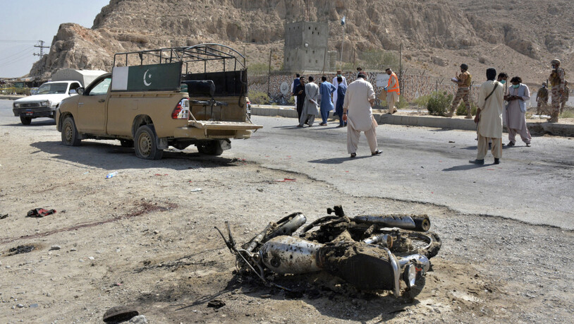 Sicherheitsbeamte untersuchen den Ort eines Selbstmordattentats an einem Kontrollpunkt am Rande von Quetta. Ein Selbstmordattentäter hatte sich in der Nähe eines Kontrollpostens des paramilitärischen Grenzkorps etwa 20 Kilometer außerhalb der Stadt…
