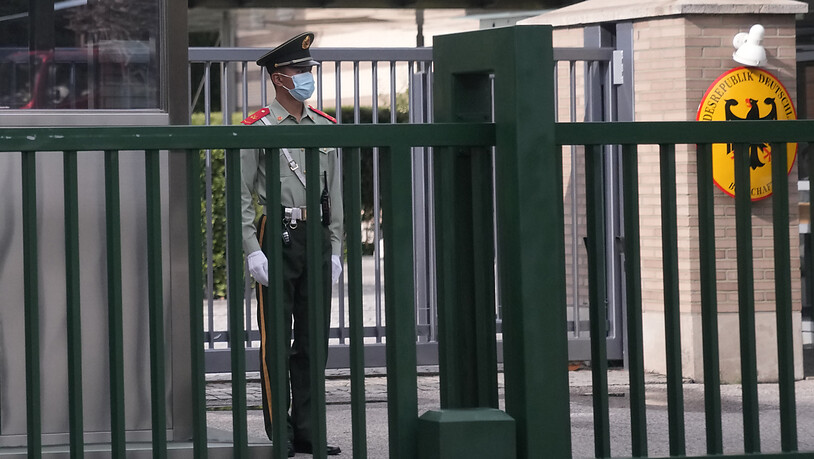 Ein paramilitärischer Polizist steht Wache vor der deutschen Botschaft in Peking. Kurz nach dem Antritt seines Postens in Peking ist der neue deutsche Botschafter in China, Jan Hecker, überraschend gestorben. Chinas Regierung hat ihr Beileid…