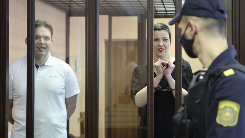 dpatopbilder - Maria Kolesnikowa (r), Oppositionsaktivisten, und Maxim Znak, führender Oppositioneller, nehmen an einer Gerichtsverhandlung teil. Kolesnikowa ist fast ein Jahr nach ihrer Festnahme im Zuge der Proteste in Belarus gegen Machthaber…