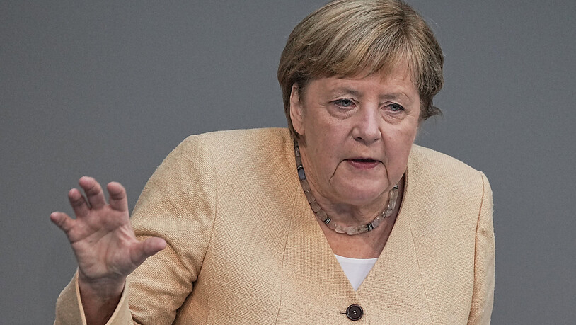 Die deutsche Bundeskanzlerin Angela Merkel (CDU) spricht im Plenum im Deutschen Bundestag. Die die bevorstehende Bundestagswahl hat Merkel am Dienstag als eine Richtungswahl für Deutschland bezeichnet. Foto: Michael Kappeler/dpa