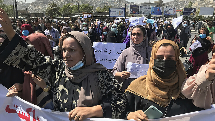 Afghanische Frauen demonstrieren in der Hauptstadt Kabul für ihre Rechte. Foto: Wali Sabawoon/AP/dpa