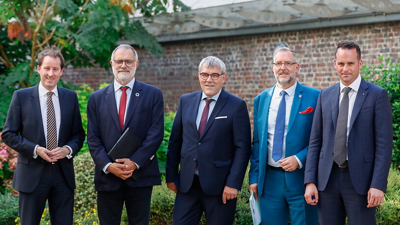 Die EFTA/EU-Delegation des Schweizer Parlaments hat der EU-Zentrale in Brüssel einen Besuch abgestattet. Mit dabei waren (von links nach rechts) Thomas Aeschi (SVP/ZG), Carlo Sommaruga (SP/GE), Eric Nussbaumer (SP/BL), Hans-Peter Portmann (FDP/ZH) sowie…