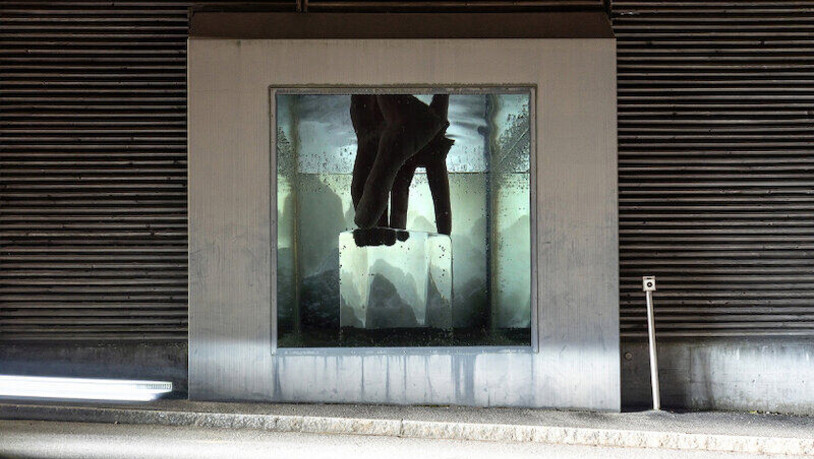 Wie mit Wasser gefüllt: Die Künstlerin Judith Albert zeigt im Fenster des Schutzbaus auf dem Areal Ackermann in Chur ihre Videoinstallation «Territorium». 