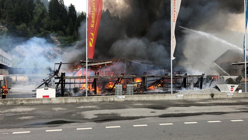 Das Feuer zerstörte eine Lagerhalle, sowie Fahrzeuge und Materialien.