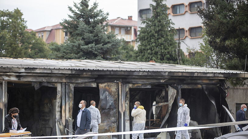 Gerichtsmediziner arbeiten nach einem Brand in einem Behelfskrankenhaus. Nach Angaben des Gesundheitsministeriums in Skopje sind bei dem Brand in Nordmazedonien in der Nacht zum Donnerstag 14 Patienten ums Leben gekommen. Foto: Visar Kryeziu/AP/dpa