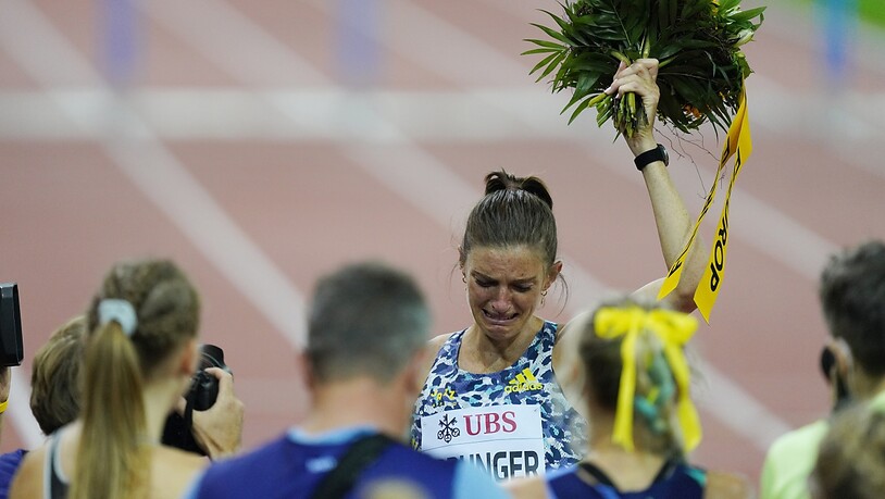 Lea Sprunger missrät der zweitletzte Wettkampf der Karriere - mit einem Blumenstrauss in der Hand wird sie von den Emotionen überwältigt