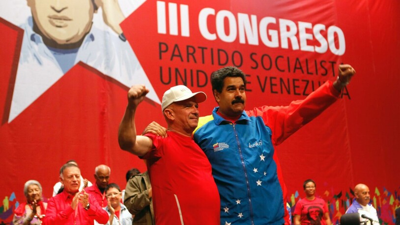 Da war die Welt für den ehemaligen venezolanischen Geheimdienstchef, Hugo Carvajal (links), noch in Ordnung. Cavajal jubelt 2014 zusammen mit Venezuelas Staatspräsident Nicolas Maduro, an einem Parteikongress. Jetzt ist Carvajal in Spanien festgenommen…
