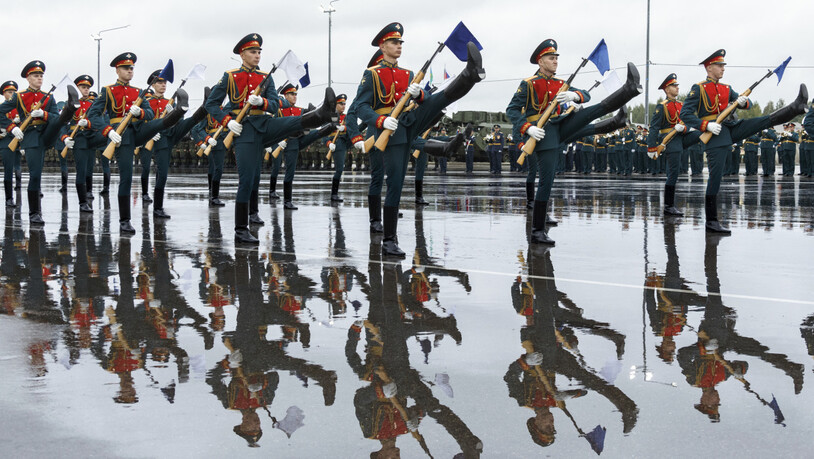 HANDOUT - Auf diesem vom Pressedienst des russischen Verteidigungsministeriums zur Verfügung gestellten Foto treten russische Ehrengarde-Soldaten während der Eröffnungszeremonie der gemeinsamen strategischen Militärübung der Streitkräfte Russlands und…