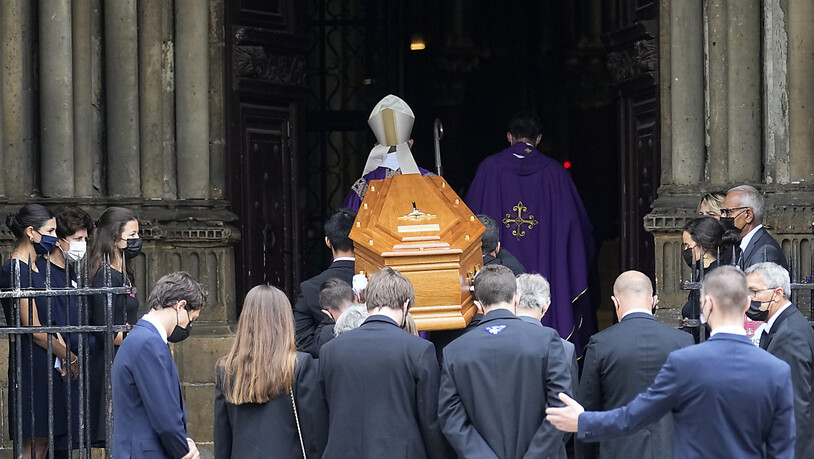 Sargträger tragen den Sarg des Schauspielers Jean-Paul Belmondo in der Kirche Saint Germain des Près. Die Trauergäste haben sich versammelt, um einem der beliebtesten französischen Schauspieler die letzte Ehre zu erweisen. Belmondo war am 6. September…