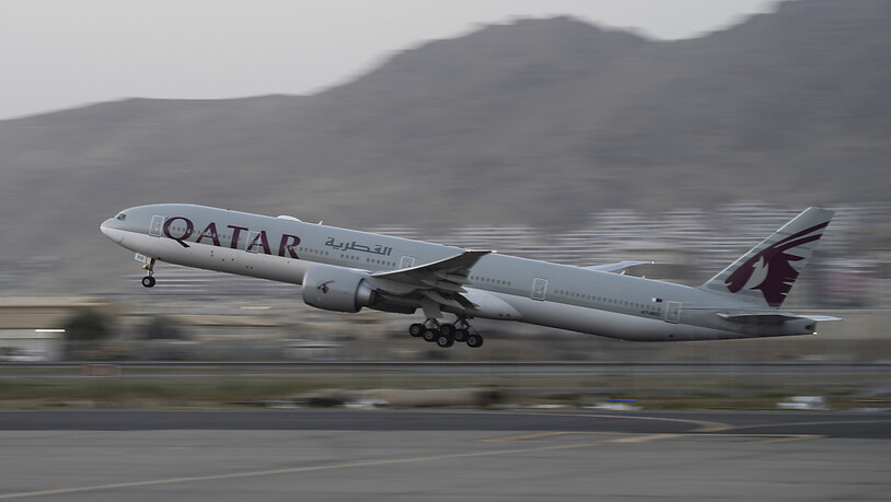 Qatar Airways hebt am Donnerstag mit dem ersten kommerziellen Flug am Flughafen in Kabul ab. Foto: Bernat Armangue/AP/dpa