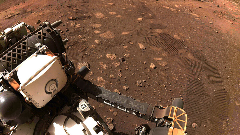 ARCHIV - Der Rover «Perseverance» der NASA fährt über den Planeten Mars. Foto: Nasa/ZUMA Wire/dpa - ACHTUNG: Nur zur redaktionellen Verwendung und nur mit vollständiger Nennung des vorstehenden Credits