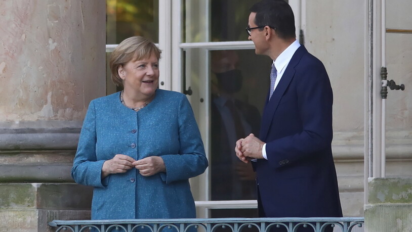 Bundeskanzlerin Angela Merkel und Mateusz Morawiecki, Ministerpräsident von Polen, unterhalten sich während eines Treffens im Lazienki-Palast. Bei ihrem Besuch in Polen gedachte Merkel den Opfern des Zweiten Weltkriegs und legte am Grabmal des…