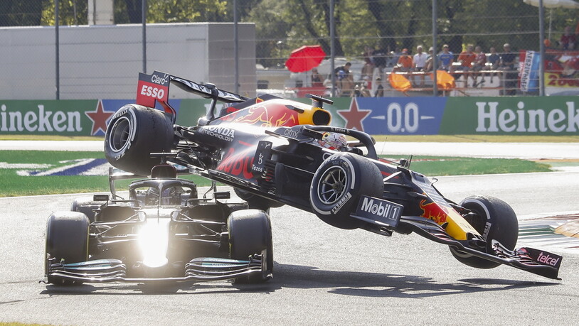 Verstappen fliegt mit seinem Red Bull über den Mercedes von Lewis Hamilton,