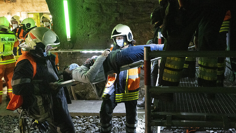 Bei der Rettungsübung im Simplon-Bahntunnel am Sonntag wurde eine Statistin mit einer Barre geborgen.