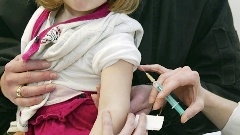 Ein 2-jähriges Mädchen wird gegen Masern geimpft: Die Corona-Pandemie schlug sich auf die Impfrate von Kindern nieder.