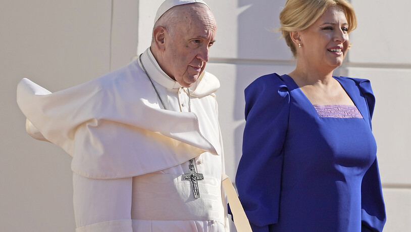 Papst Franziskus und Zuzana Caputova, Präsidentin der Slowakei, nehmen an einer Begrüßungszeremonie im Präsidentenpalast teil. Foto: Gregorio Borgia/AP/dpa
