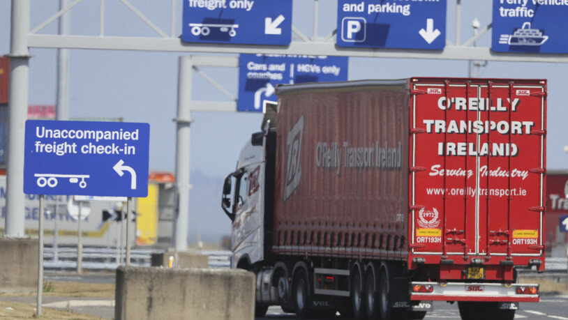 Die Zölle, die Briten für Waren aus der Europäischen Union zahlen müssen, sind wegen des Brexit deutlich gestiegen. Im Bild ein Lastwagen aus dem EU-Land Irland, der in den Hafen Belfast in Nordirland, das zum Vereinigten Königreich gehört, einfährt. …