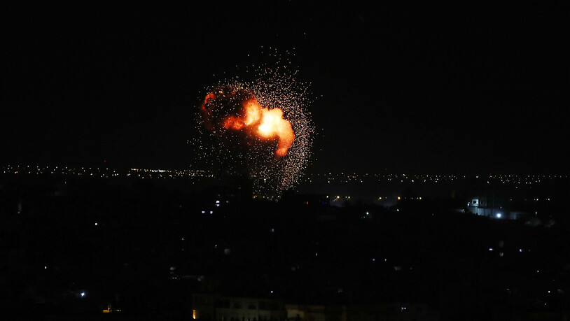 Ein Feuerball steigt nach einem israelischen Luftangriff im südlichen Gazastreifen auf. Zum dritten Mal in Folge hat Israels Luftwaffe nach einem Raketenangriff aus dem Gazastreifen Ziele in dem Palästinensergebiet beschossen. Foto: Ashraf Amra/APA…