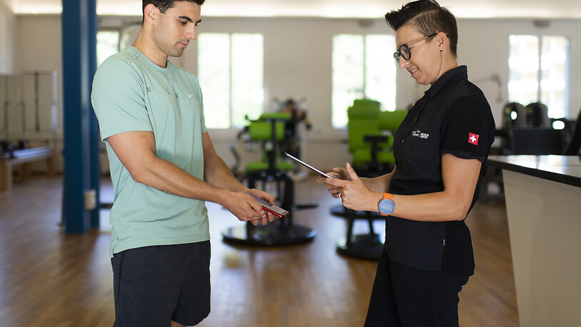 Ein Mann lässt im Fitnesscenter "Benefit" im Grand Resort in Bad Ragaz SG sein Zertifikat scannen.