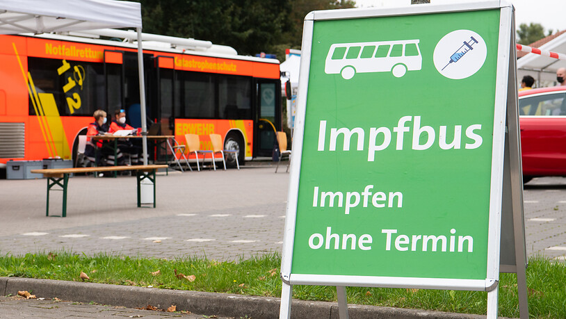 Ein mobiler Impfbus für Impfungen gegen das Coronavirus steht auf einem Supermarktparkplatz in der Region Hannover. In Deutschland können sich Bürgerinnen und Bürger seit Montag im Rahmen einer Impfaktionswoche an hunderten alltäglich besuchten Orten…