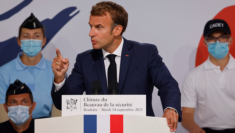 Emmanuel Macron, Präsident von Frankreich, hält eine Rede bei seinem Besuch in der Polizeiakademie von Roubaix. Nach wiederkehrenden Berichten über übermäßige Polizeigewalt in Frankreich hat Macron am Dienstag eine stärkere Kontrolle der Beamten…