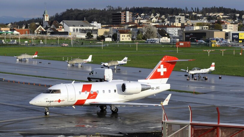 Unter anderem die Rega führt Rückführungen von Patientinnen und Patienten in die Schweiz durch. (Archivbild)