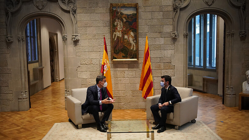 Pedro Sanchez (l), Ministerpräsident von Spanien, und Pere Aragones, Regierungschef von Katalonien, treffen sich im Palau de la Generalitat, Sitz der katalanischen Regierung. Nach eineinhalbjähriger Unterbrechung wurden die Gespräche zwischen Spanien und…