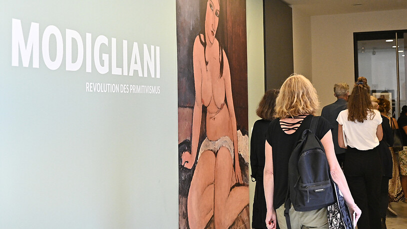 Besucherinnen und Besucher stehen am Eingang der Wiener Albertina anlässlich einer Presseführung zur Ausstellung «Modigliani - Picasso. Revolution des Primitivismus». Foto: Hans Punz/APA/dpa