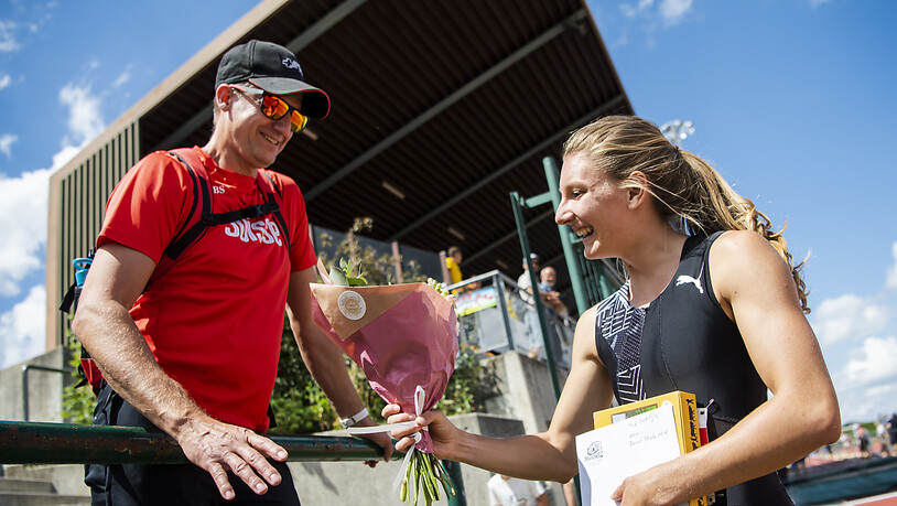 Staffel-Nationaltrainer Raphaël Monachon im Gespräch mit Sprinterin Ajla Del Ponte im Sommer 2020 in Bulle