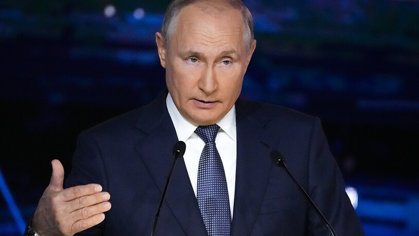 ARCHIV - Wladimir Putin, Präsident von Russland, gestikuliert bei seiner Rede während einer Plenarsitzung auf dem Östlichen Wirtschaftsforum (03.09.2021). Putin wirbt für eine weitere internationale Geberkonferenz für Afghanistan. Foto: Alexander…