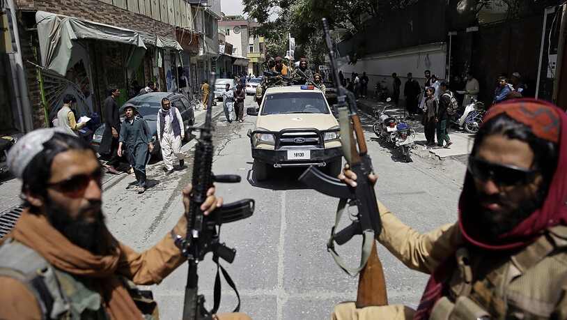 Taliban-Kämpfer patrouillieren in Afghanistans Hauptstadt Kabul. Foto: Rahmat Gul/AP/dpa