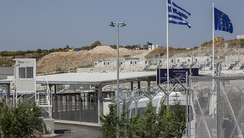 Zu sehen ist das Haupttor des neu eingerichteten Flüchtlingslagers auf der Insel Samos. Das Lager auf der griechischen Insel soll 3000 Menschen Platz bieten. Die Anlage liegt rund fünf Kilometer vom einstigen provisorischen Lager nahe des Ortes Vathy und…