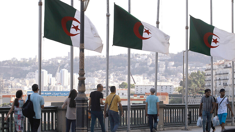 Algerische Flaggen wehen auf Halbmast entlang der Strandpromenade. Nach dem Tod des früheren Staatschefs Abdelaziz Bouteflika trauert Algerien. Laut Staatsagentur APS starb der langjährige Präsident des Landes am Freitagabend nach schwerer Krankheit…