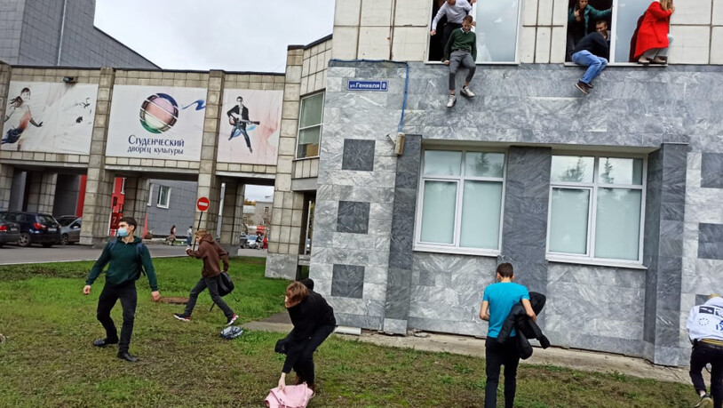 Studenten springen während einer Schießerei aus dem Fenster einer Universität. Ein Mann hat in der russischen Stadt Perm am Ural in einer Universität um sich geschossen und mehrere Menschen getötet. Foto: Alexey Romanov/Sputnik/dpa