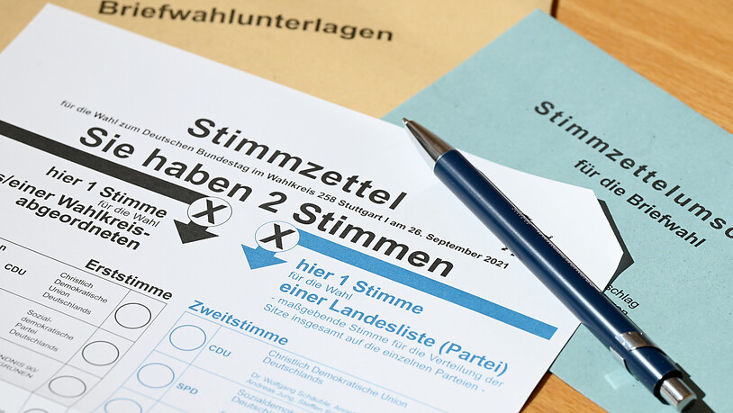 ARCHIV - Ein Stimmzettel für die Briefwahl zur Bundestagswahl in Deutschland. Foto: Bernd Weißbrod/dpa