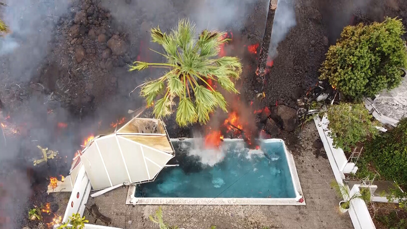 Ein Haus und ein Swimmingpool werden nach dem Vulkanausbruch von der Lava begraben. Mehrere Lavaströme wälzten sich auch die Nacht über mit einer Geschwindigkeit von etwa 700 Metern pro Stunde bergab in Richtung bebauter Gebiete. Foto: Europa Press…