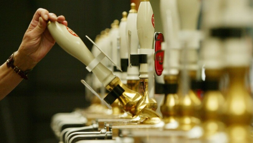 Engpässe bei Kohlendioxid könnten auch das Bier in Grossbritannien knapp werden lassen. (Archivbild)