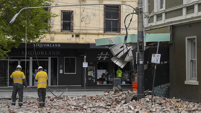 Rettungskräfte begutachten die Schäden nach einem Erdbeben. Der Bundesstaat Victoria an Australiens Ostküste ist von einem Erdbeben erschüttert worden. Das Beben der Stärke 6,0 hat sich in Mansfield etwa 200 Kilometer nordöstlich der Millionenstadt…