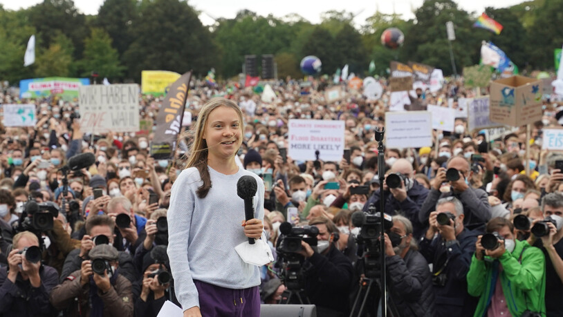 Die schwedische Klimaaktivistin Greta Thunberg spricht bei einer Demonstration von "Fridays for Future" vor dem Bundestag. Die Aktivisten fordern sozial gerechte und effektive Maßnahmen, um den globalen Temperaturanstieg auf 1,5 Grad Celsius zu begrenzen…