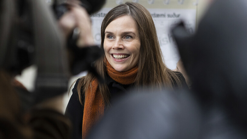 Katrin Jakobsdottir, Ministerpräsidentin von Island, spricht nach ihrer Stimmabgabe bei den Parlamentswahlen mit Journalisten. Einen Tag vor der Bundestagswahl in Deutschland haben die Menschen auf Island damit begonnen, ein neues Parlament zu wählen…