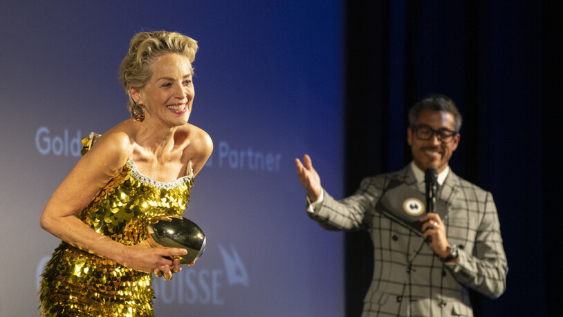 Umjubelter Auftritt in Gold: US-Schauspielerin Sharon Stone hat am 17. Zurich Film Festival den Golden Icon Award für ihr Lebenswerk erhalten.