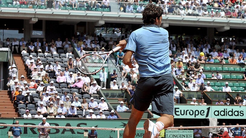 2009 beim French Open in Paris: Roger Federer geht bei Breakball Haas in den Angriff über und zieht die Vorhand cross voll durch.