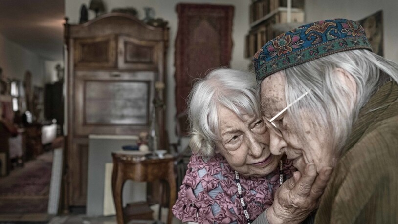 Der Anteil der Seniorinnen und Senioren an der Schweizer Wohnbevölkerung wächst - der Druck auf die Erwerbstätigen dadurch ebenfalls: In den letzten zehn Jahren ist der Anteil der Menschen im erwerbstätigen Alter in der Schweiz um 2,4 Prozentpunkte…