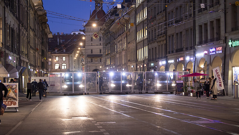 Die Spitalgasse in Bern wurde mit Polizeifahrzeugen abgesperrt.