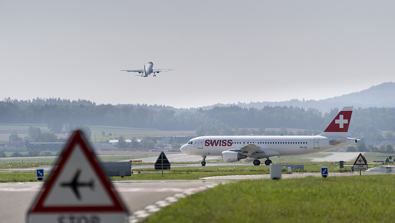 Es läuft wieder etwas am Zürcher Flughafen: eine Maschine der Swiss auf der Startbahn (Bild vom Juli 2021).