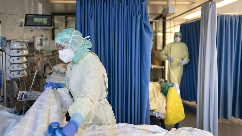 Ärzte und Pflegende kümmern sich um Covid-Patienten im Stadtspital Triemli in Zürich. (Archivbild)