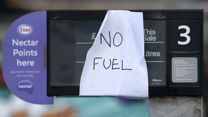 Ein Schild an einer Tankstelle zeigt an, dass der Treibstoff ausgegangen ist. Panikkäufe wegen befürchteter Engpässe bei Benzin und Diesel haben Tankstellen in Großbritannien stark unter Druck gesetzt. Foto: Jon Super/AP/dpa