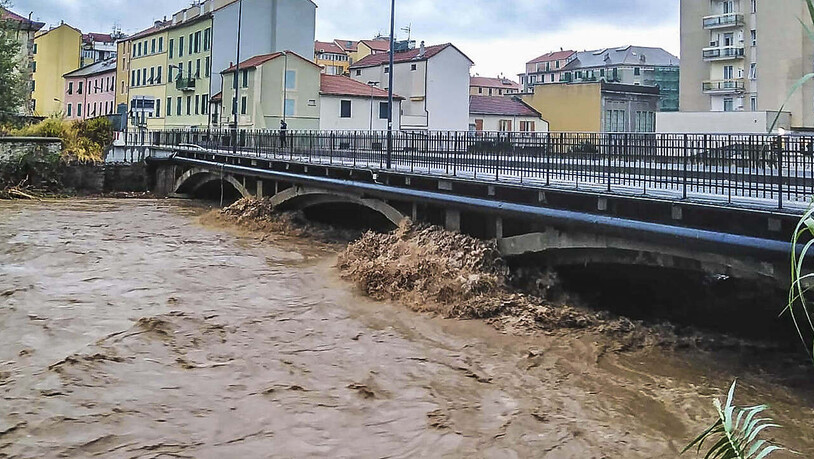 Blick auf einen Fluss in der Nähe von Savona, der nach schweren Regenfällen in der Region überschwemmt wurde. Italien ist zum Wochenstart von teils heftigen Unwettern heimgesucht worden. Foto: Tano Pecoraro/LaPresse/AP/dpa