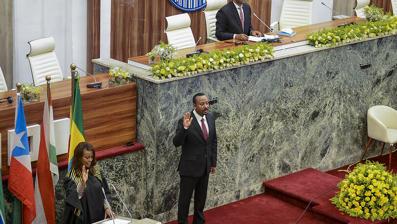 Abiy Ahmed (M), Ministerpräsident von Äthiopien, wird im Volksrepräsentantenhaus für eine zweite fünfjährige Amtszeit vereidigt. UN-Generalsekretär António Guterres hat angesichts der schweren Hungersnot und politischen in dem Land den Ton gegenüber…