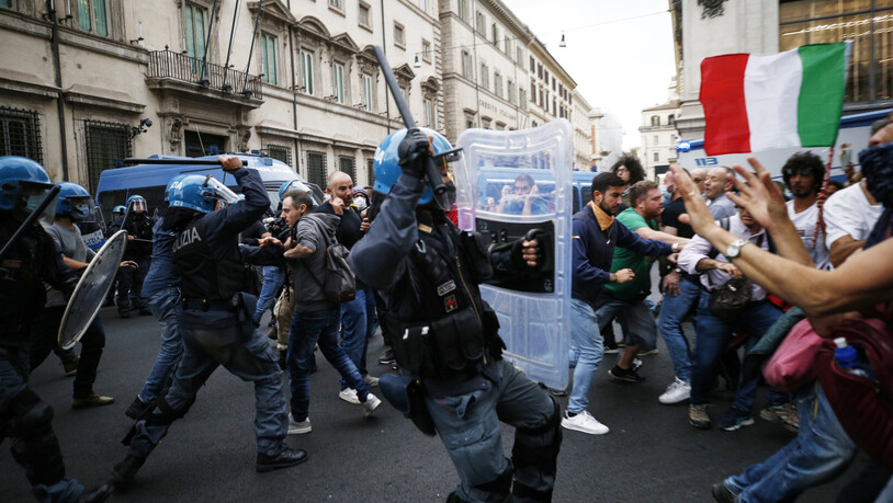 dpatopbilder - Protestteilnehmer und Polizisten stoßen während einer Demonstration gegen den Corona-Gesundheitspass in Rom aufeinander. Foto: Cecilia Fabiano/LaPresse/AP/dpa